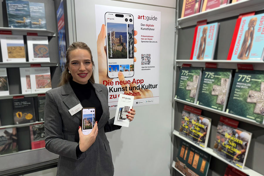 Pia Weiland zeigt die App auf der Frankfurter Buchmesse.
